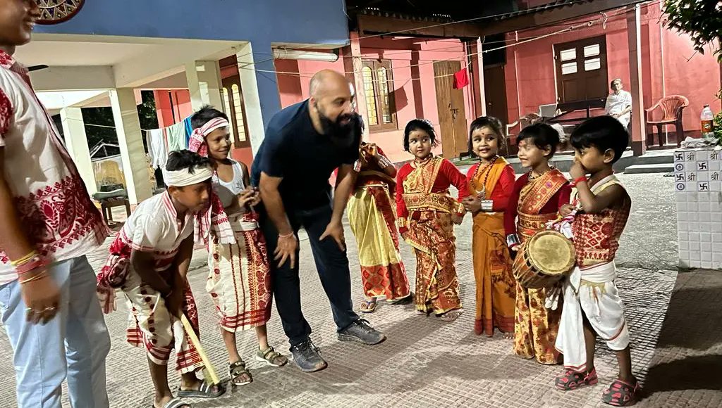 mriganka_dr's tweet photo. " #Bahag is not a only a season,nor it's a month, it's #bloodline is Assam": Dr. Bhupen Hazarika.Spirit of Bihu among our children. Today,at my residence https://t.co/uhfnxVoFbB