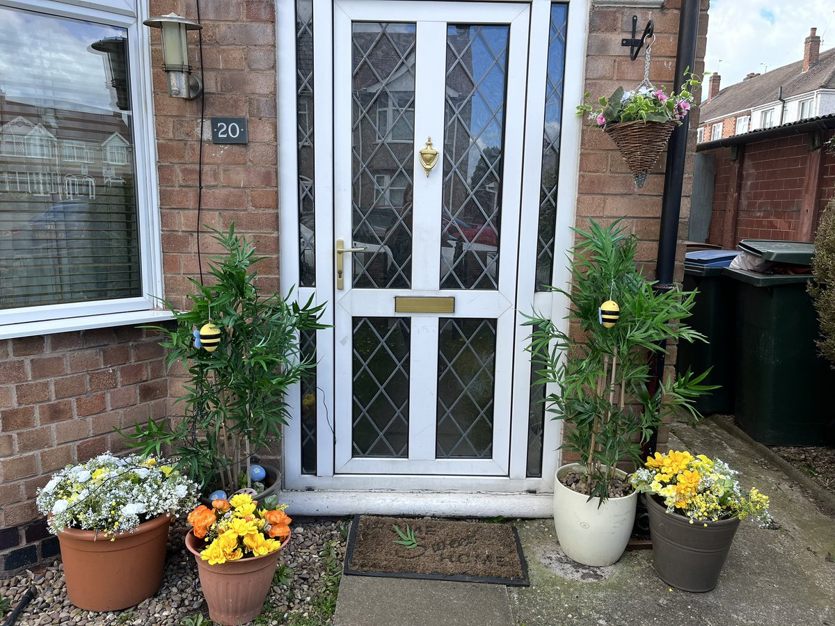 LUCampton's tweet photo. @chrisdysonHT @BraaiKing_Bad I have done the easy part in my garden by making the front look pretty and now have to make a #bumblebee  #flowerpot for @laurendelday_pg who like me, struggles to keep real flowers alive 😃🌺 💕 https://t.co/vWmOFBFa5I