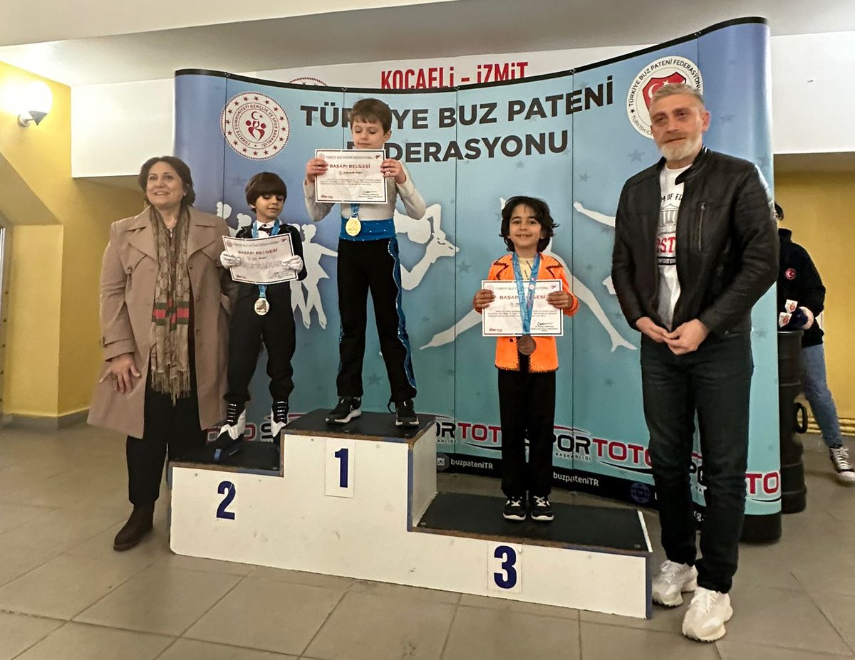 ibbsporkulubu's tweet photo. ⛸️Kocaeli’de düzenlenen 23 Nisan Buz Pateni Ümitler Türkiye Şampiyonası’nda sporcularımız; C2 kategorisinde Ela Valeria Aksulu altın, Tuana Koptekin bronz ve D2 kategorisinde Ali Kocaman bronz madalya kazandı.👏👏👏

D2
Mert Civan Ülgensoy4️⃣.
Mira Bade Olca7️⃣.
Alsu Nur Çakılmaz1️⃣1️⃣.
Samira Kadyberkova1️⃣7️⃣.
Defne Dündar1️⃣8️⃣.
C2
İdil Erşan1️⃣3️⃣.
Azize Meryem Çakılmaz8️⃣.
B
Zeynep Tuana Kizek5️⃣.
Melissa Yavuz7️⃣.
Ata Timur Akbulut yarışmayı7️⃣.
Roza Şimşek5️⃣.
Tuana Akın8️⃣.
