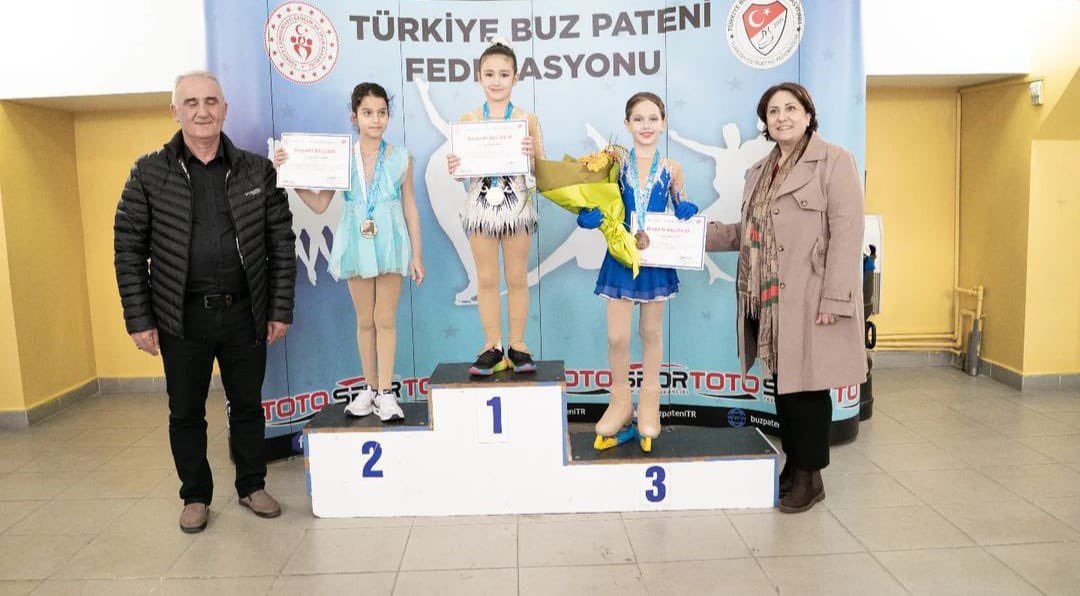 ibbsporkulubu's tweet photo. ⛸️Kocaeli’de düzenlenen 23 Nisan Buz Pateni Ümitler Türkiye Şampiyonası’nda sporcularımız; C2 kategorisinde Ela Valeria Aksulu altın, Tuana Koptekin bronz ve D2 kategorisinde Ali Kocaman bronz madalya kazandı.👏👏👏

D2
Mert Civan Ülgensoy4️⃣.
Mira Bade Olca7️⃣.
Alsu Nur Çakılmaz1️⃣1️⃣.
Samira Kadyberkova1️⃣7️⃣.
Defne Dündar1️⃣8️⃣.
C2
İdil Erşan1️⃣3️⃣.
Azize Meryem Çakılmaz8️⃣.
B
Zeynep Tuana Kizek5️⃣.
Melissa Yavuz7️⃣.
Ata Timur Akbulut yarışmayı7️⃣.
Roza Şimşek5️⃣.
Tuana Akın8️⃣.