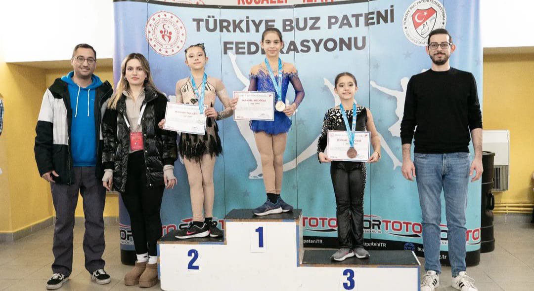 ibbsporkulubu's tweet photo. ⛸️Kocaeli’de düzenlenen 23 Nisan Buz Pateni Ümitler Türkiye Şampiyonası’nda sporcularımız; C2 kategorisinde Ela Valeria Aksulu altın, Tuana Koptekin bronz ve D2 kategorisinde Ali Kocaman bronz madalya kazandı.👏👏👏

D2
Mert Civan Ülgensoy4️⃣.
Mira Bade Olca7️⃣.
Alsu Nur Çakılmaz1️⃣1️⃣.
Samira Kadyberkova1️⃣7️⃣.
Defne Dündar1️⃣8️⃣.
C2
İdil Erşan1️⃣3️⃣.
Azize Meryem Çakılmaz8️⃣.
B
Zeynep Tuana Kizek5️⃣.
Melissa Yavuz7️⃣.
Ata Timur Akbulut yarışmayı7️⃣.
Roza Şimşek5️⃣.
Tuana Akın8️⃣.