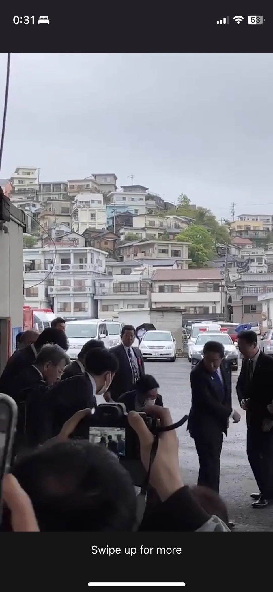@komukaepapa SP不審物に気付く
↓
首相に当たらないように跳ね返す
↓
防弾バッグを開きながら首相に駆け寄る↓
防弾バッグで首相を守りつつ、安全な方へ退避
この間わずか4~5秒。
このSPよくやったのでは？
爆弾を民衆に投げるなんてと批判している人たち、見当違いだよ。
それは犯人に言おうね？？ 