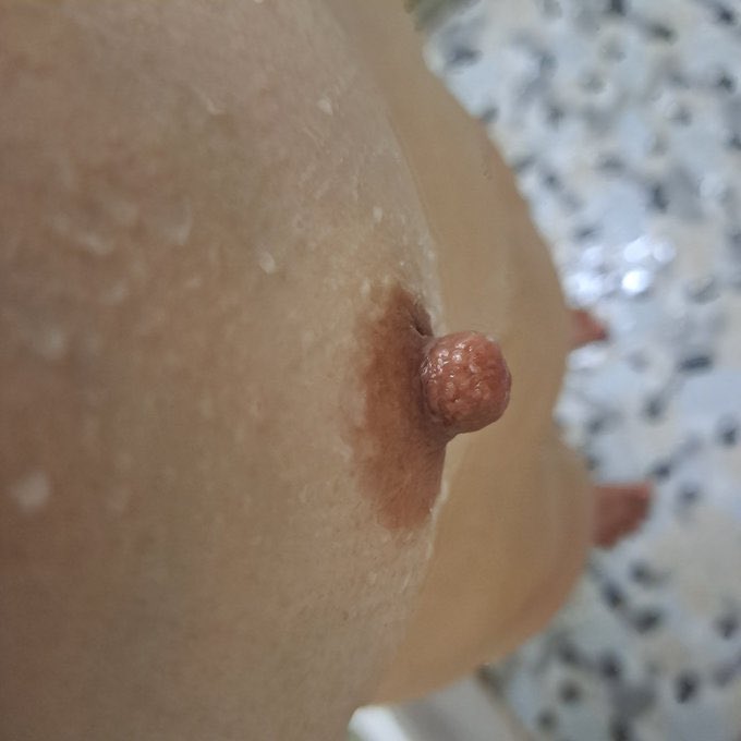 thnhenn's tweet photo. Hôm nay em buồn quá. Follow và nhắn tin em gửi clip e tắm. https://t.co/P2Ye8YuQAe