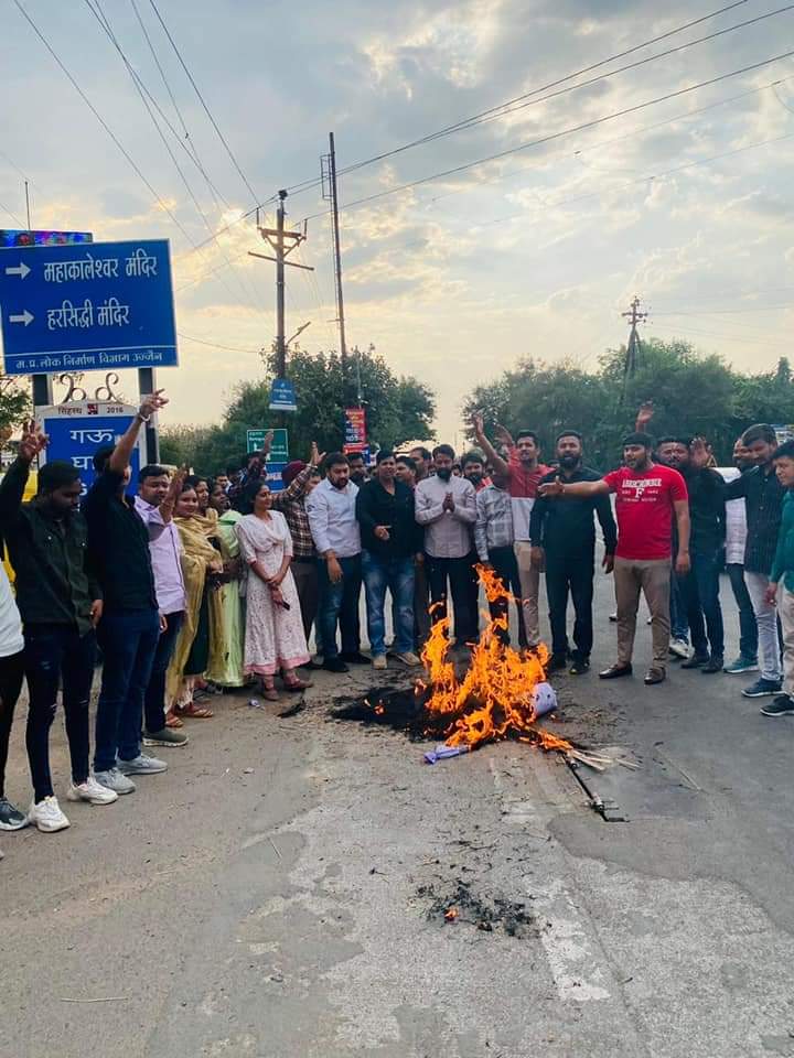 Harsh_Sanatani's tweet photo. कांग्रेस पार्टी के वरिष्ठ नेता एवं नेता प्रतिपक्ष गोविंद सिंह द्वारा जनजातिय गौरव व नारी शक्ति की प्रतीक, भोपाल की गोंड महारानी #रानी_कमलापति के ऊपर अशोभनीय टिप्पणी करके आदिवासी समाज का अपमान किया गया, इसके विरोध में आज @bjymujjain द्वारा 

#आदिवासी_विरोधी_कांग्रेस https://t.co/AgwbgVLbrn