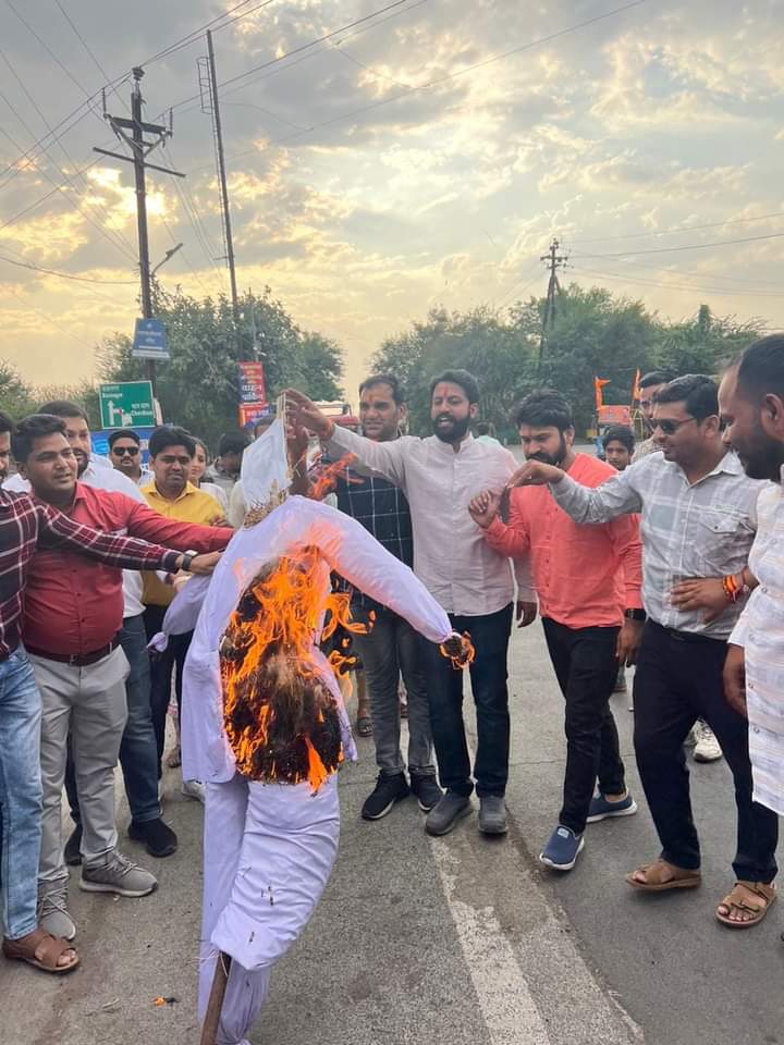 Harsh_Sanatani's tweet photo. कांग्रेस पार्टी के वरिष्ठ नेता एवं नेता प्रतिपक्ष गोविंद सिंह द्वारा जनजातिय गौरव व नारी शक्ति की प्रतीक, भोपाल की गोंड महारानी #रानी_कमलापति के ऊपर अशोभनीय टिप्पणी करके आदिवासी समाज का अपमान किया गया, इसके विरोध में आज @bjymujjain द्वारा 

#आदिवासी_विरोधी_कांग्रेस https://t.co/AgwbgVLbrn