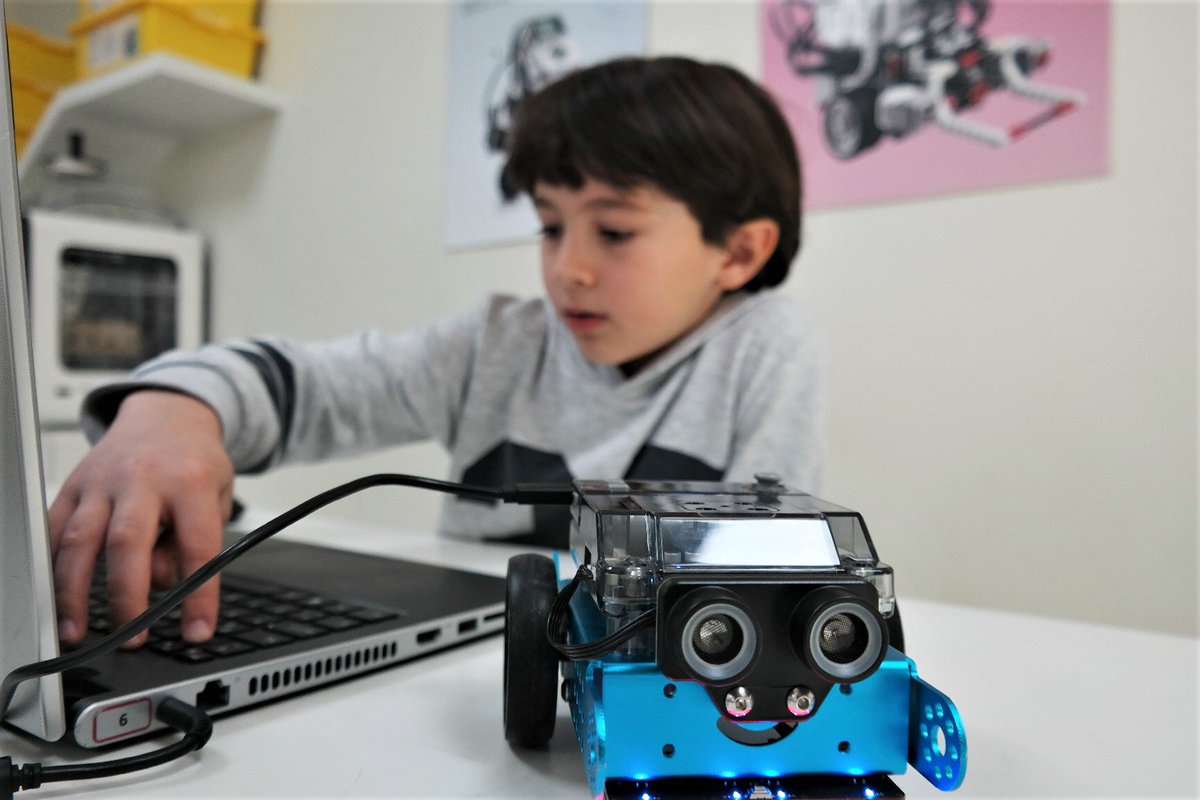 Gündelik hayatın mühendislik tasarımlarını robotik ve kodlama eğitimleri ile deneyimliyoruz.