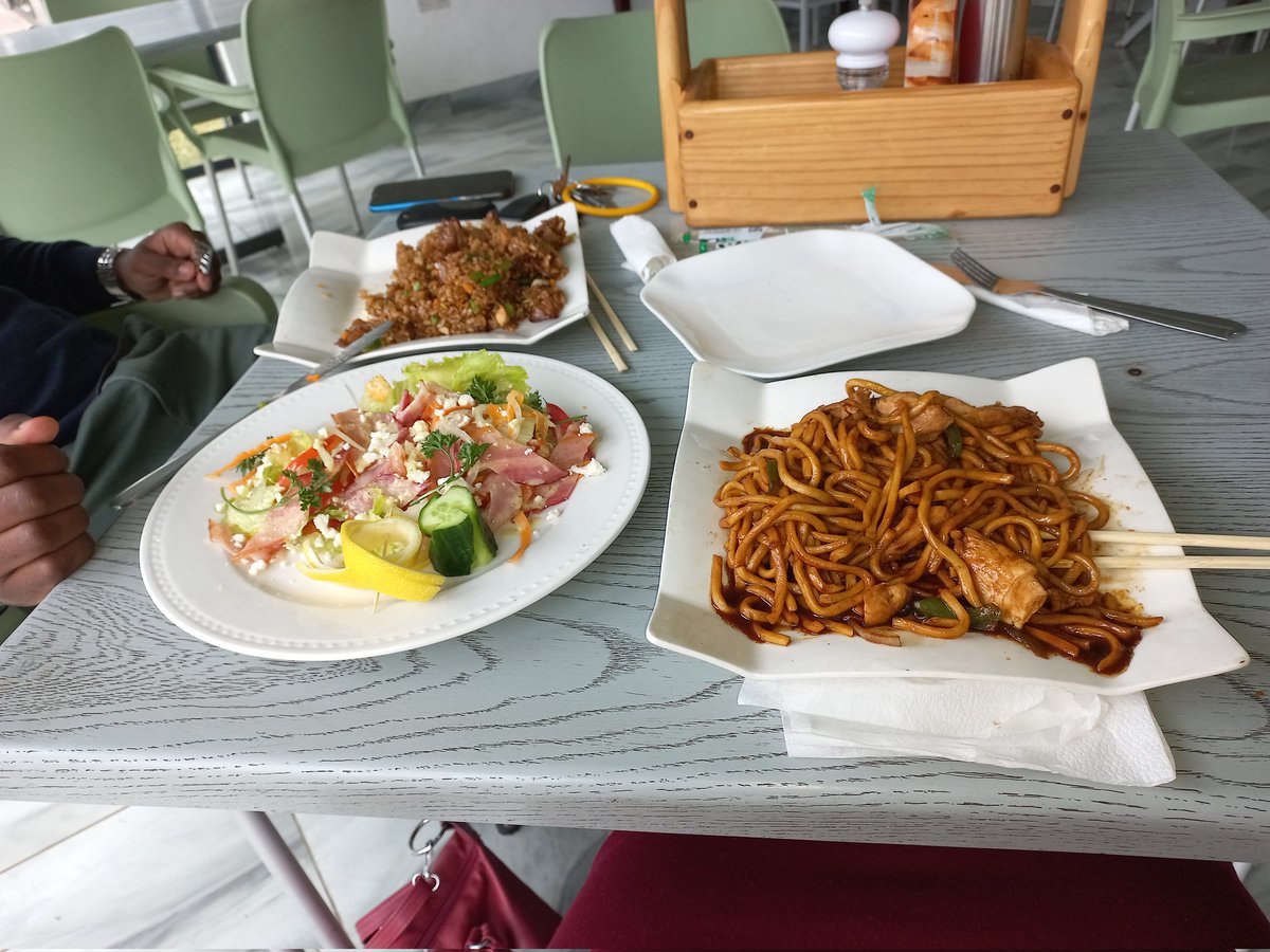 TalentedInsight's tweet photo. @MilanGweru Just tried Milan Restaurant garlic beef rice, chicken noodles and their bacon and feta salad... chef's on steroids 💯💯 sidenote- please bring back your cob salad😉 https://t.co/mfwyG9khJx
