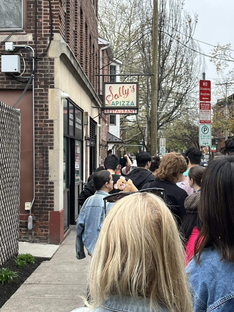 Not sure if I’m getting in but I’m gonna try.. 🍕 🙏🏻 
.
.
#pizza #apizza #newhaven #newhavenpizza #sallysapizza #foodie #food #pizzalover #pizzatime #pizzapizzapizza #foodiesofinstagram #instagood #instapizza #foodstagram #mikeyeatsit