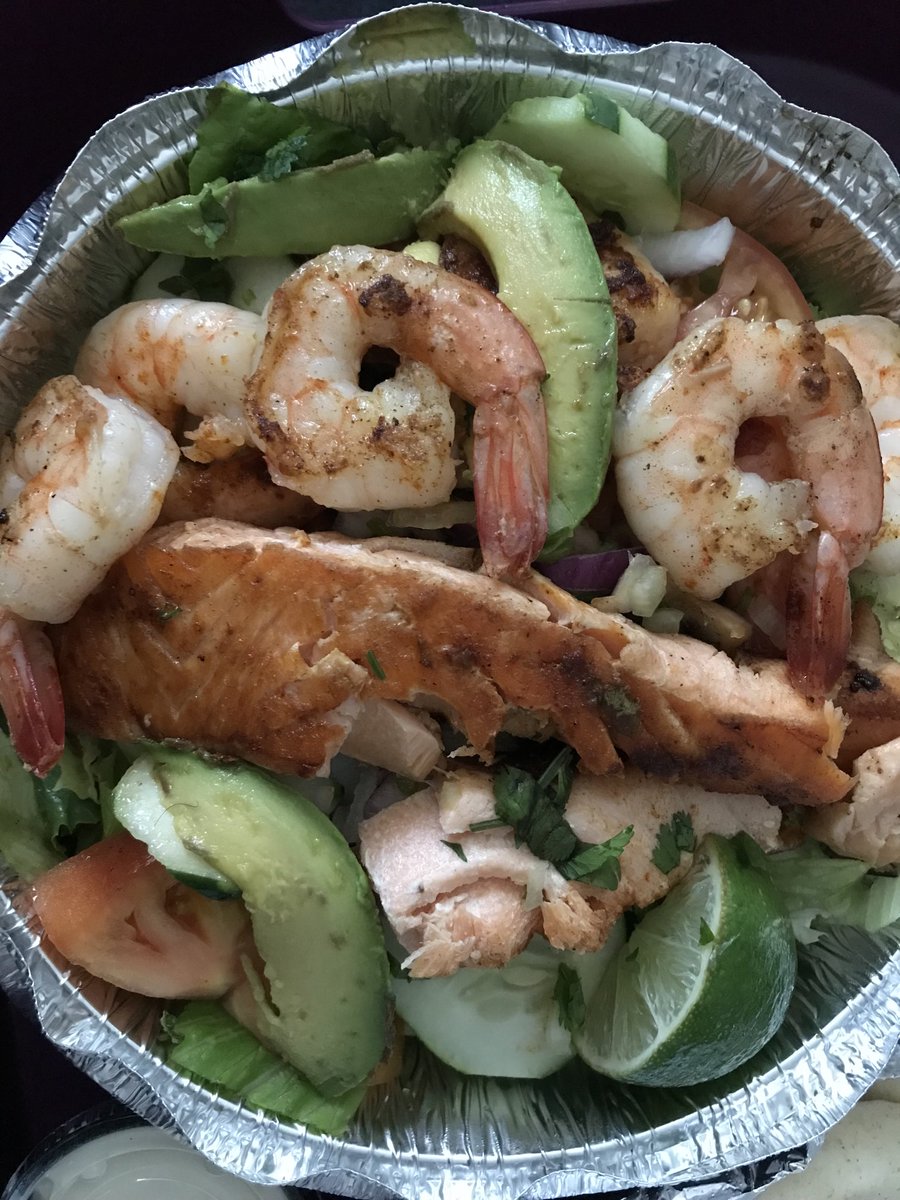 LadyDi1002's tweet photo. After ComDay yesterday, I wanted a salad badly. 2 meals out of it and it was deeeeeeeeelicious.
#Salad
#Salmon
#Shrimp
@pepsi #Peepsi https://t.co/vbilX6JgDU