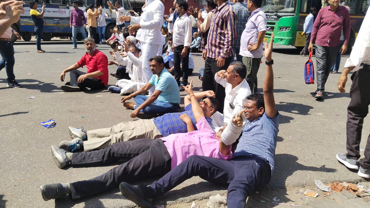 Aap4Bharatpur's tweet photo. भ्रष्टाचारी एवं तानाशाह की दमन के विरोध में आज राजधानी जयपुर में प्रदेशाध्यक्ष @NaveenPaliwal_ जी के नेतृत्व में कारीकर्ताओं का उग्र प्रदर्शन किया गया।
कारीकर्ताओं ने दी गिरफ्तारियां।

#KejriwalRukegaNahi https://t.co/D8sIaV5JZF