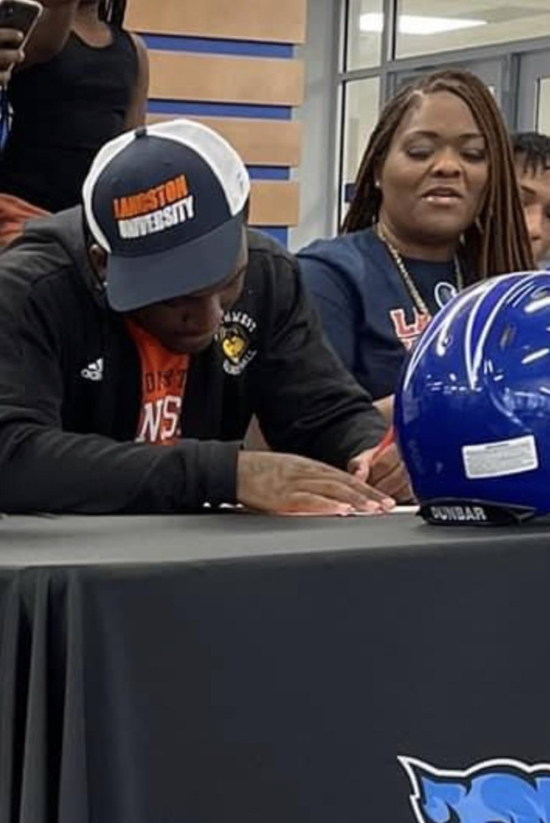 HBCUSports1's tweet photo. Murry Eugene Moore Jr (RB) from Fort Worth, TX signed with Langston University
* Dunbar High School https://t.co/HSlgQYcrUe