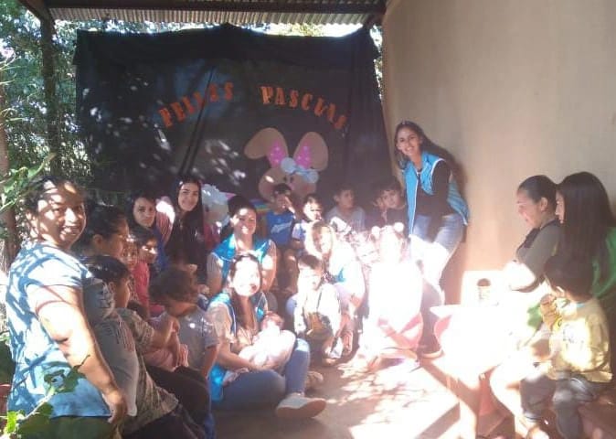 docentes de nivel inicial llevaron música, sorpresitas, regalos y mucha alegría a los niños y sus familias que concurren a esos lugares, como agasajo por las pasadas Pascuas. Trabajamos los 365 días del año acompañando y gestionando para diferentes Instituciones.