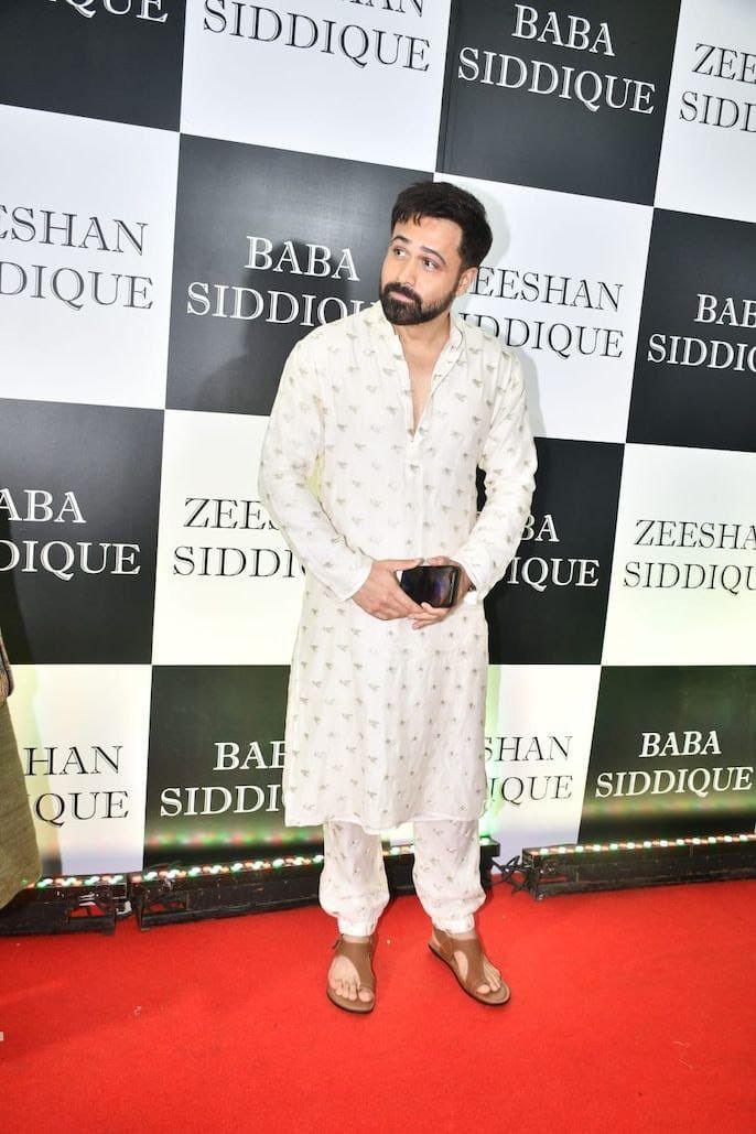 Emraan Hashmi has also come to the party and he is very happy. It was great to see him.
#BabaSiddiqueIftaar