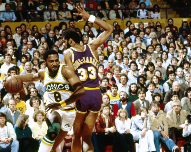 GroovyBallers tweet media