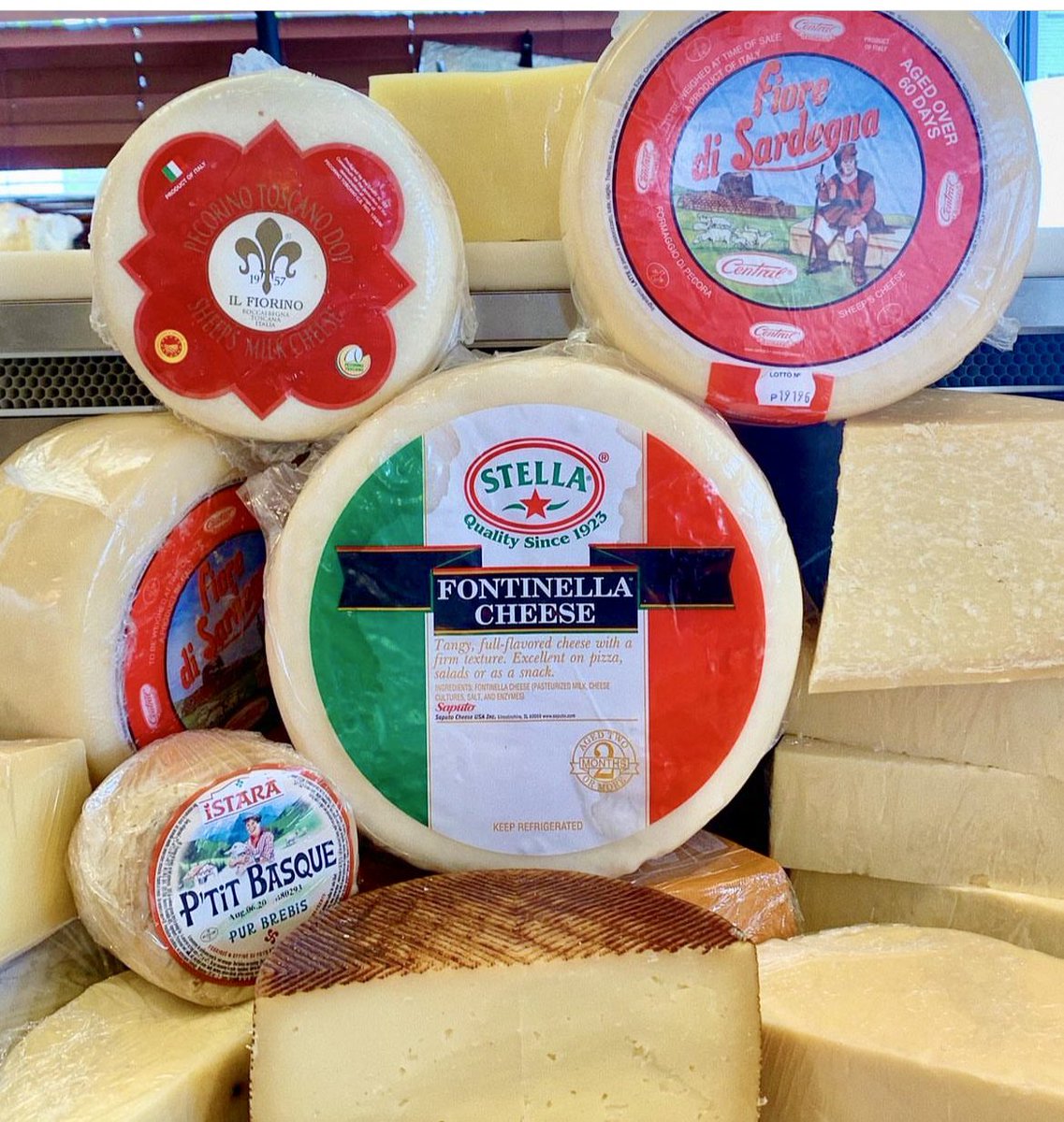 FederalHillRI's tweet photo. #Fedhillri has all you Sunday dinner shopping needs covered.
Authentic homemade pasta from @VendaRavioli fresh bread from Scialo Bros savory meatballs from @TonysColonial and of course some Italian cheeses from @RomaProvidence 
Enjoy your Sunday! https://t.co/sfKTWAr8i6