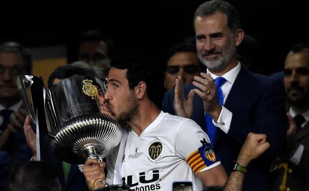 fckmeriton's tweet photo. @DaniParejo @VillarrealCF Felicidades capitán ⚪️⚫️ https://t.co/x7yyWfB4t9