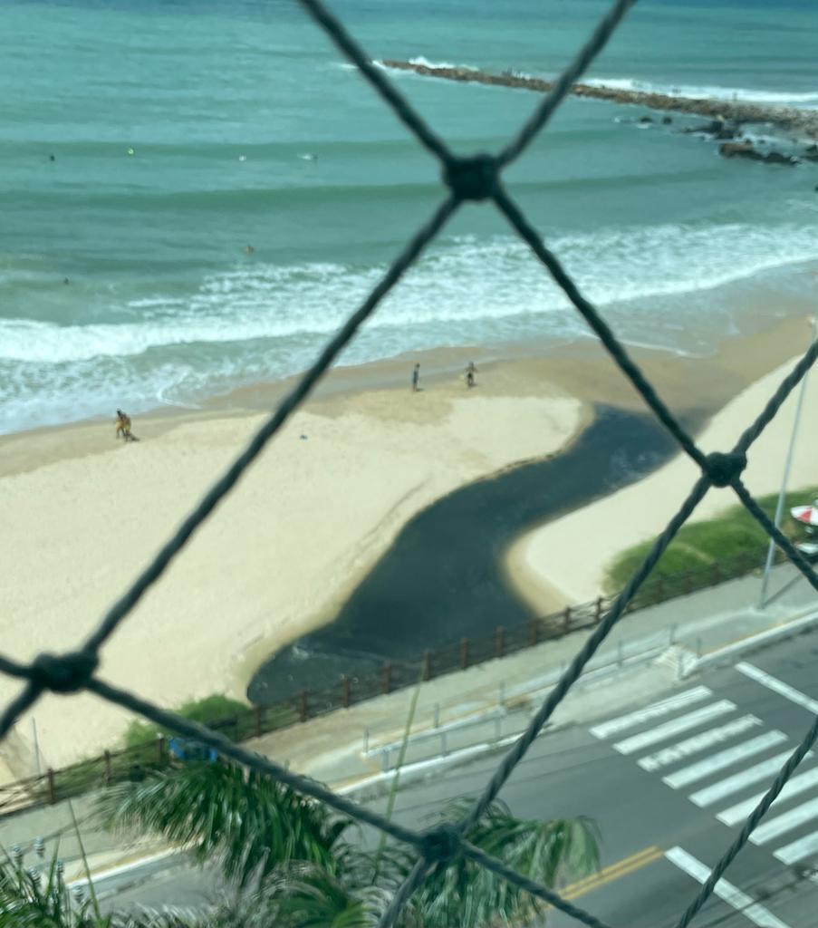BlogdoBG's tweet photo. FOTO: 'Piscina de água preta' na beira-mar de Areia Preta. https://t.co/SukRTsoogf https://t.co/B90WdzPFRh