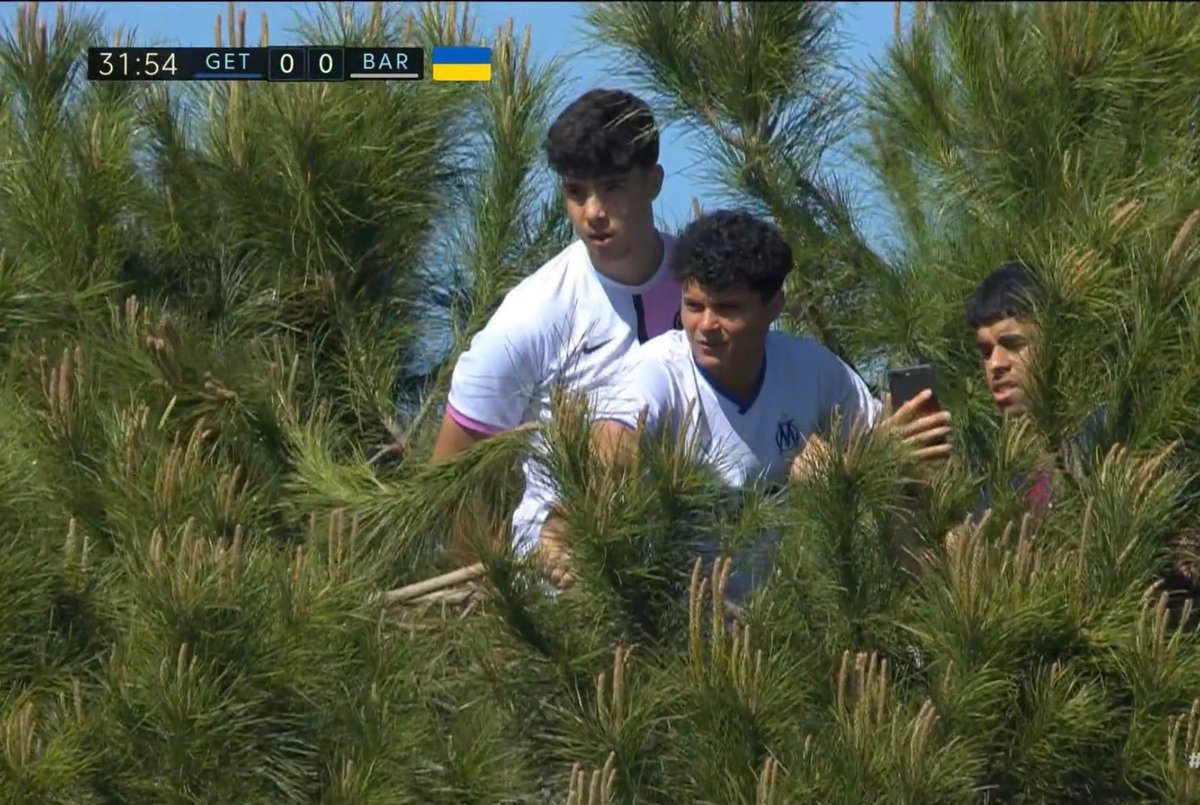 untrucdefoot's tweet photo. Des supporters avec les maillots de l'OM et du PSG perchés dans un arbre pour regarder le match entre Getafe et Barcelone en Liga le 16 avril 2023. https://t.co/Pp8h8BByOF