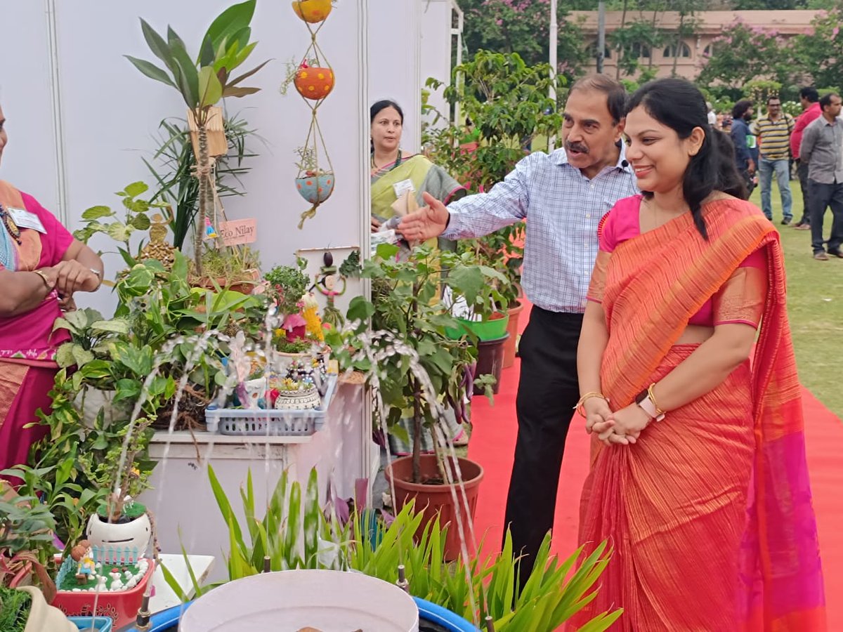 PamelaSatpathy's tweet photo. Humbled to receive the "Golden Garden Award" for Best individual Home #Garden in the "7th Garden Festival 2023",organized by Horticulture Dept, Govt of Telangana.

Received the Trophy from Hon’ble Minister of Agriculture along with my team-Annapurna,Padma, Satyanarayana &amp; Momo😊 https://t.co/h75MJdFwN5