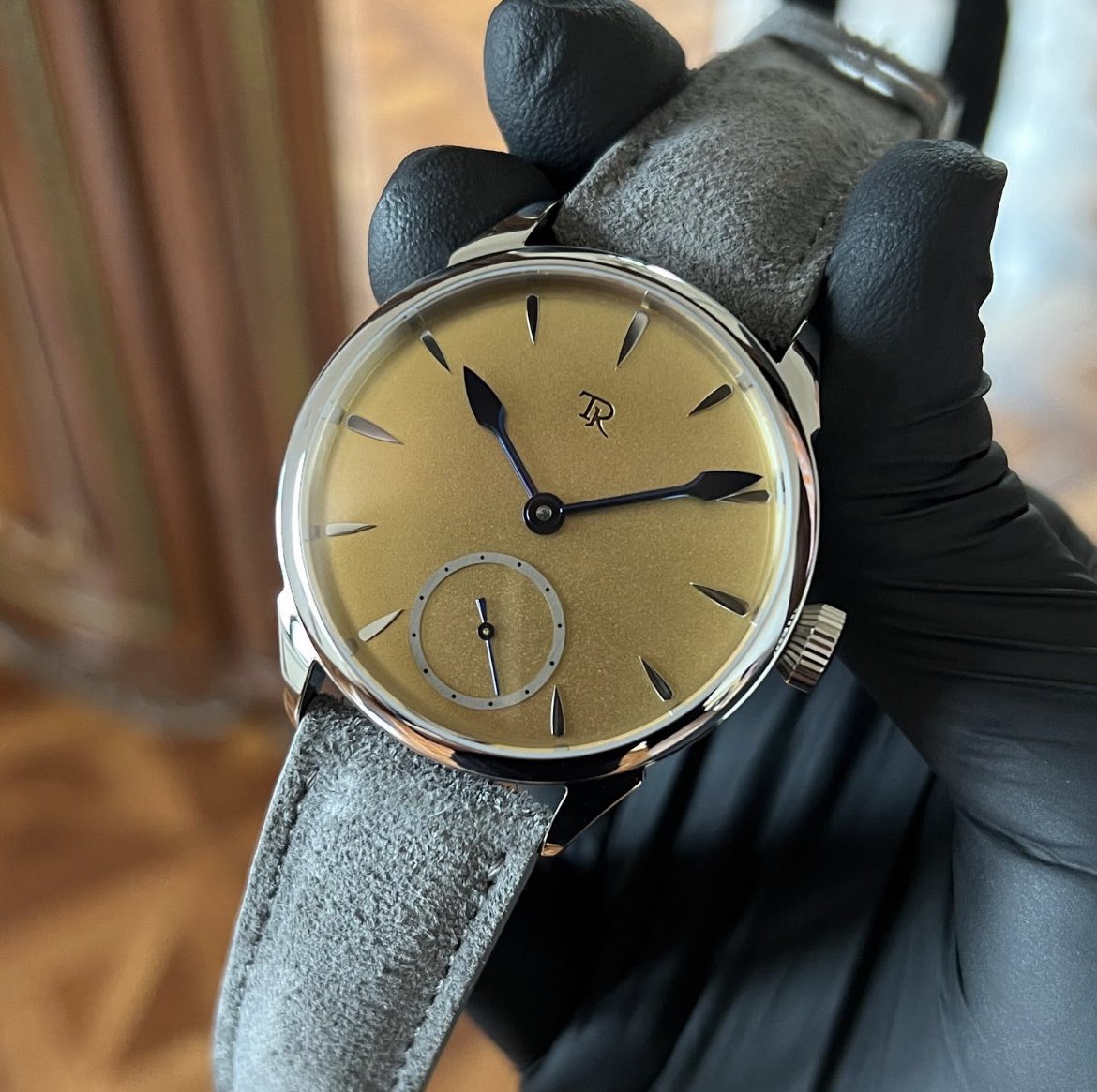 Arrow with yellow gold dial and blued hands made as unique piece. 

#arrowcollection #watch #hautehorlogerie #horlogerie  #exclusive #handcraft #production #classic
#uhren #montre #reloj #stainlesssteel
#independentwatchmaking #horology
#handmadewatch #watchfam #instawatch