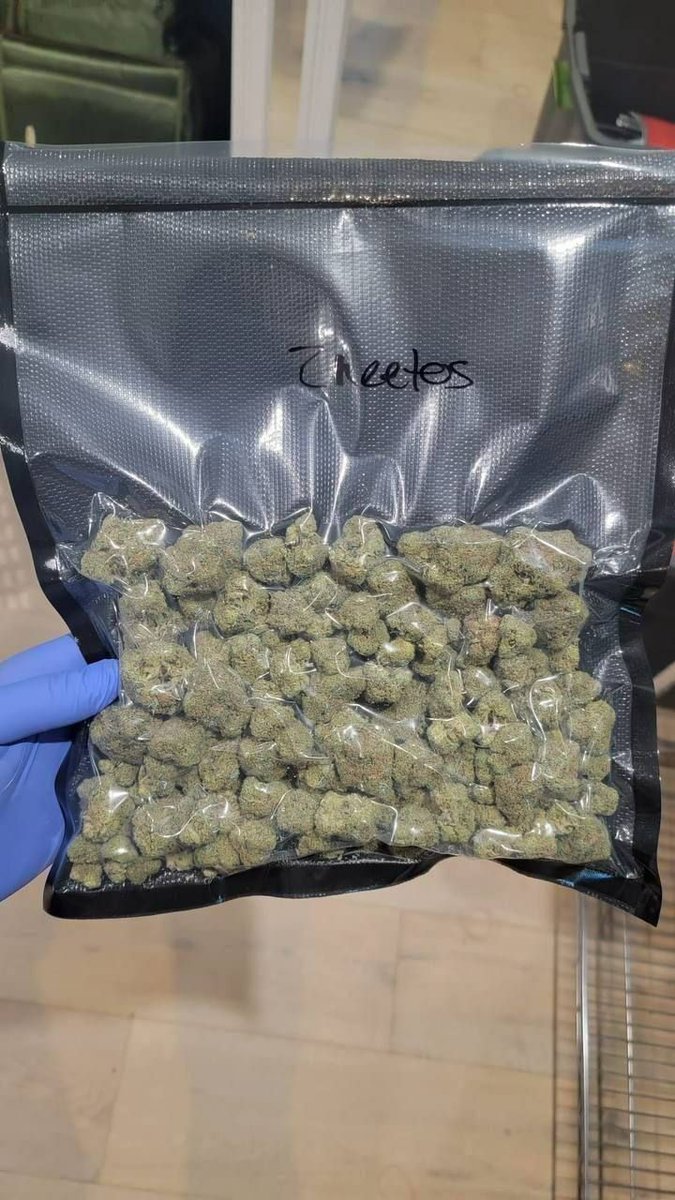 LiviaOscar7351's tweet photo. Products sealed and getting sent out already. Hit me up to place your orders for these 🔥 strains✨
Fast delivery 📦🚚✅ #420friendly #14february #WeedLovers #WeedPack #cannabisindustry #weedsmokers https://t.co/zHS3FPOsDN