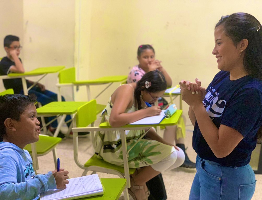 JCIQuevedo's tweet photo. Hoy en nuestro vacacional Junior Kids 💙 Oratoria💙 con nuestra ex PN2018 Gabriela Jaramillo S. @gabbytaj 🫂
Te invitamos a unirte a la JCI! encuéntranos en Facebook e Instagram como JCI Quevedo. 
@JCIEcuador https://t.co/koNtSaE6jd
