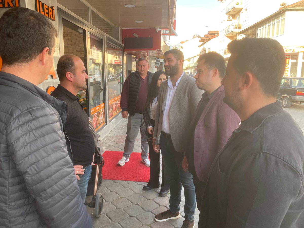 İlçe Gençlik Kolları Yönetimimiz ile İlçe Gençlik Kolları Başkanımız Ramazan Sıtkı Ülker riyasetinde, İl Gençlik Kolları Seçim işleri, Sosyal Politikalar Birim Başkanlarımız
ve İl Yönetim Kurulu Üyelerimizin katılımıyla esnaflarımıza ziyaret gerçekleştirdik.