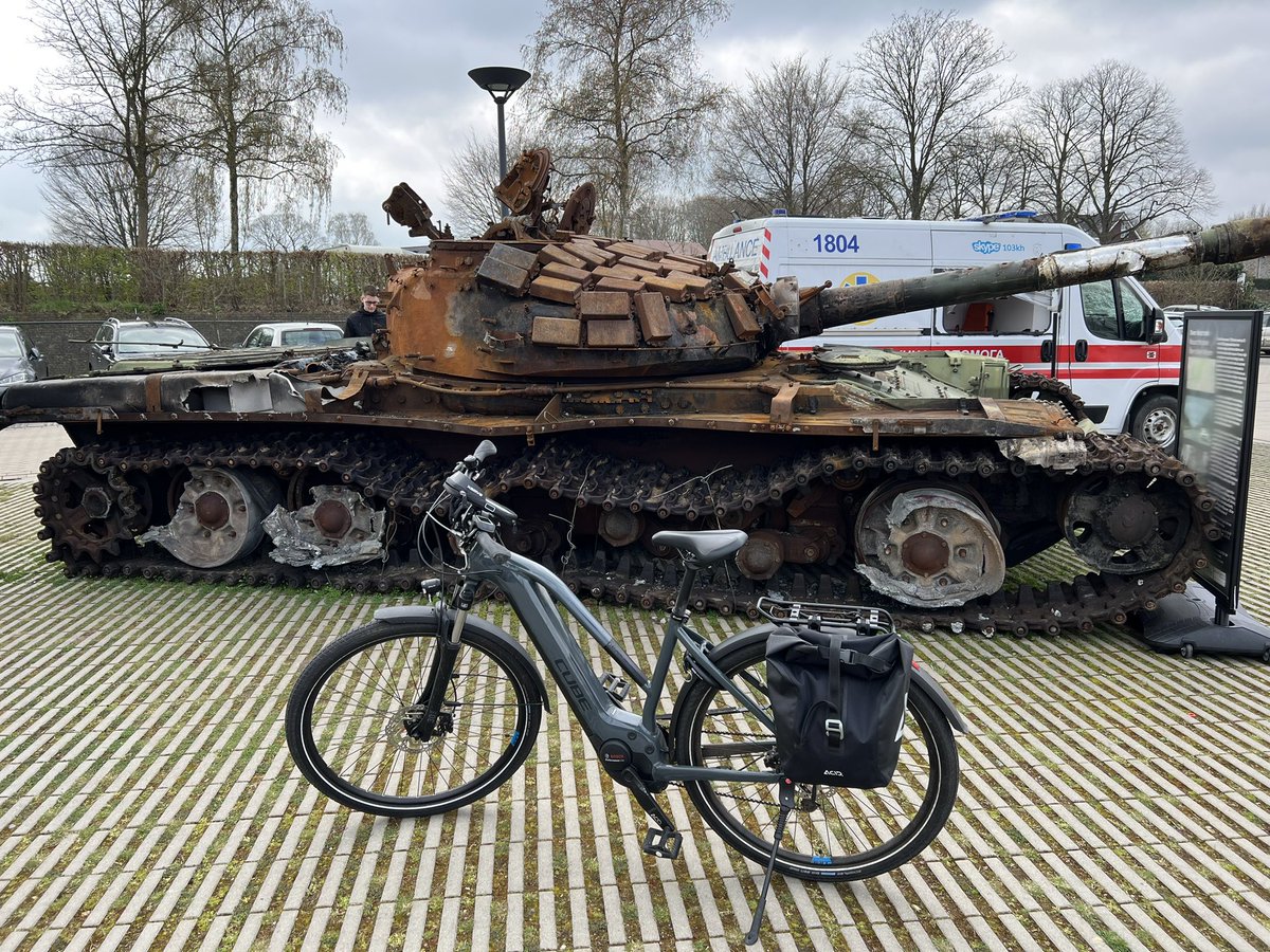 RobinPolderman's tweet photo. This destroyed Russian T-72B is almost dwarfed by my bike! Getting up close and personal with this tank made me realize it is a lot smaller than I thought….
#t72 #ukrainewar @oryxspioenkop https://t.co/1TQWTd2TUQ