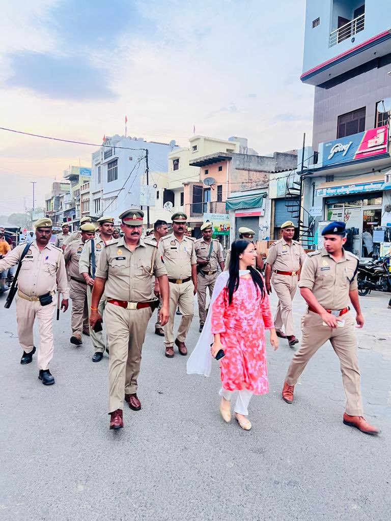 Sharma4Nikita's tweet photo. आगामी चुनाव व त्यौहार के मद्देनज़र  थाना कांधला व कैराना में शांति व्यवस्था की बैठक की गई । साथ ही  थाना छेत्र में पैदल गश्त की गई । धारा 144 का पालन, शांति व्यस्था बनाए रखने, भड़काऊ पोस्ट/अफ़वाह  आदि से बचने आदि की अपील की गई । 
@dm_shamli https://t.co/bn1ejevNuj