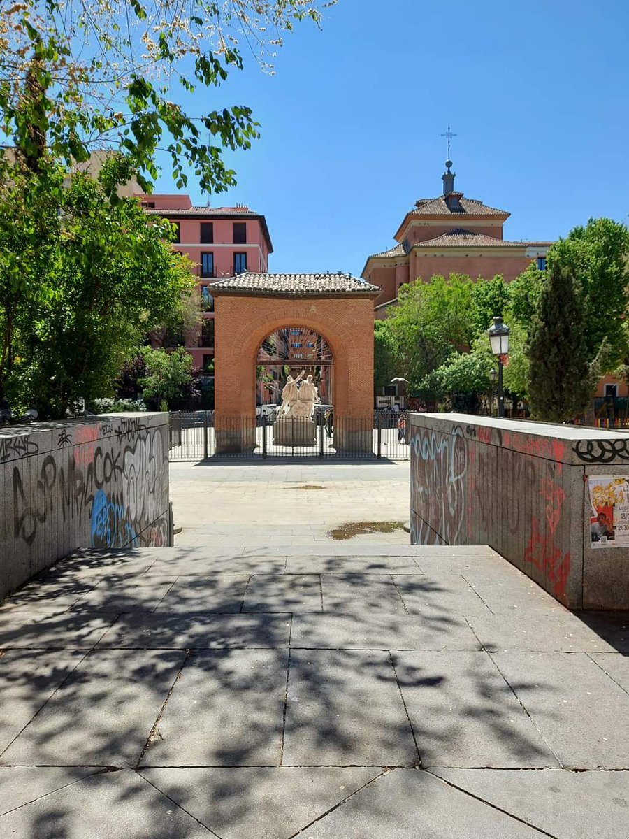 ngelGar50901515's tweet photo. @Lineamadrid solicito limpieza de pintadas vandalicas en plaza del 2 de mayo, todos los muros de la plaza están llenos de Pintadas vandalicas con spray https://t.co/nQRfjqG3cr