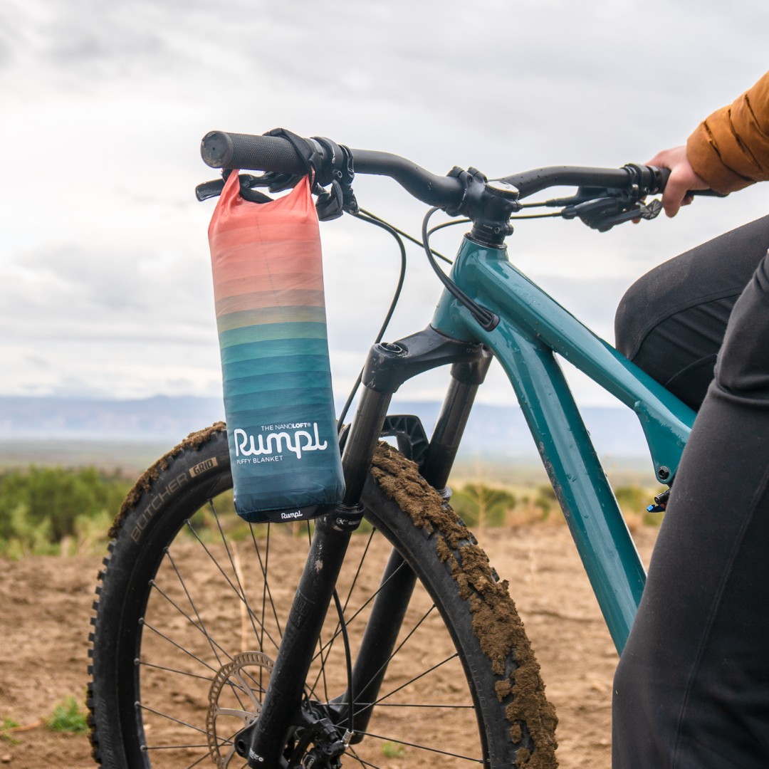 Sunday sends aren't complete without our ultimate travel companion, the NanoLoft Travel blanket. What's on your docket for today? 

#gorumpl