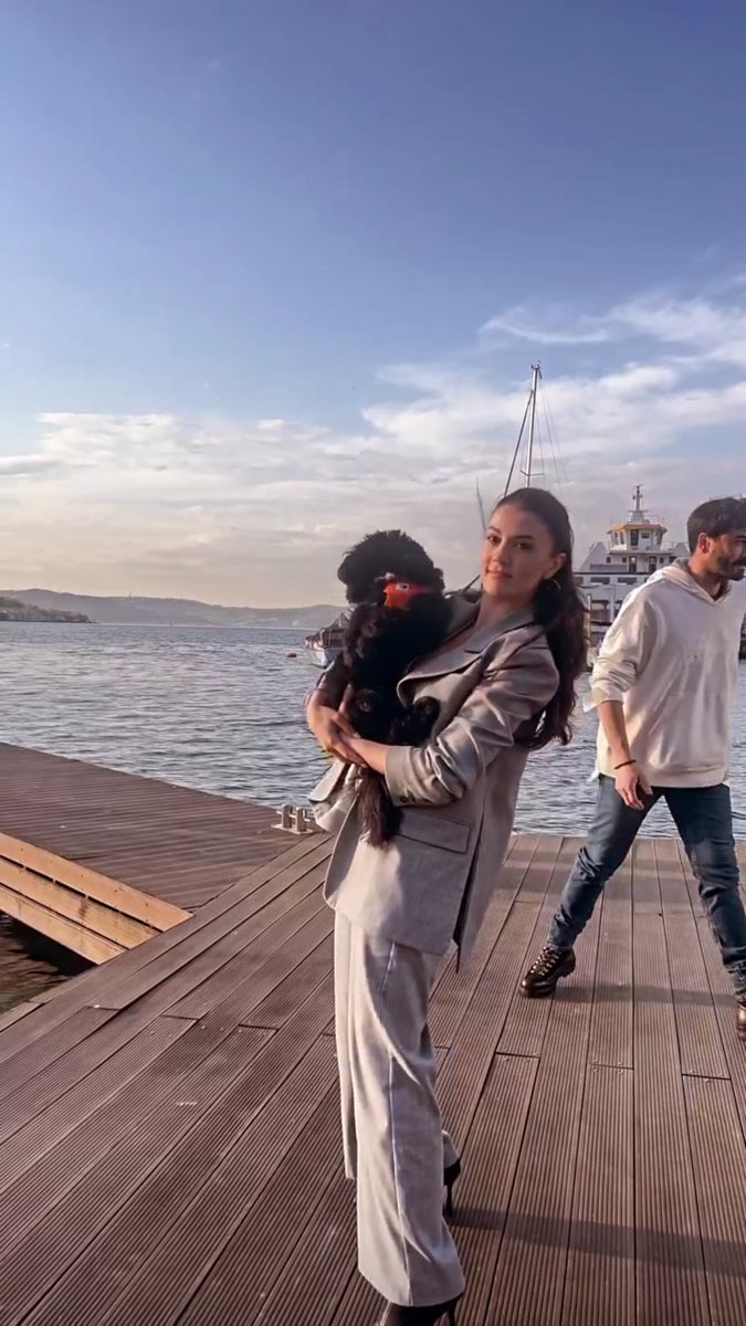 ilk kamera arkası.. aldım kabul ettim djjjtr 💙☁️
#BurcuÖzberk • #GökhanAlkan 
#Kraliçe • #AtDen