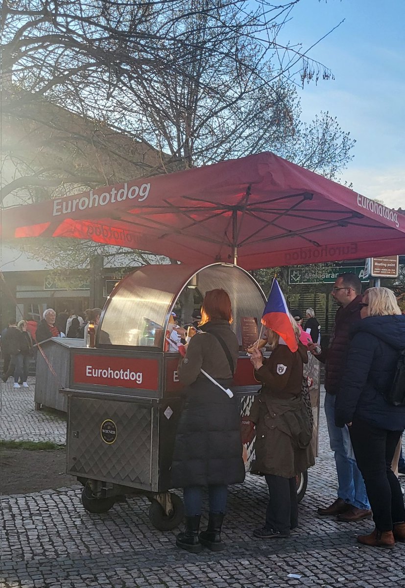 Lipcheng's tweet photo. Eurohotdog? Paní se zřejmě nějak fatálně spletla. Anebo ještě spíš je to další z podlostí Fialovy vlády, že se v okolí Strakovky neprodává poctivej českej párek v rohlíku https://t.co/MqdZE58Xed