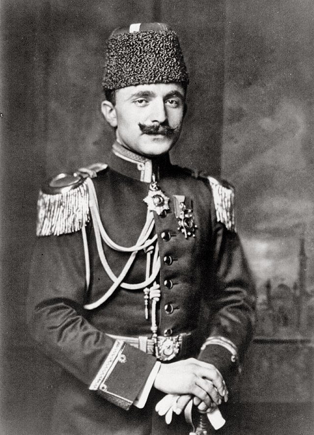 Bu akşam Tarihe Yolculuk’ta Enver Paşa’yı konuşacağız. 

📌 Enver Paşa nasıl bir askerdi?

📌 Sultan II. Abdülhamid’e isyan bayrağını açtı mı? 

📌 Osmanlı Sarayı’na nasıl damat oldu? 

📌 İttihat ve Terakki faaliyetlerine nasıl ve ne zaman katıldı? 

📌 Mustafa Kemal ile…