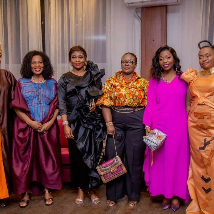 caroline_pindi's tweet photo. A cet événement nous avons compté la présence d'autres membres du G100 la délégation a été chapeautée par la Coordonnatrice Son Excellence Mme Chantal Mulop Yelu Global chair de L'Afrique Centrale. 
A cet effet,  j'ai eu le privilège d'être habillée  par  Lydia Nsambayi elle-même https://t.co/JpUVcZ0pdY