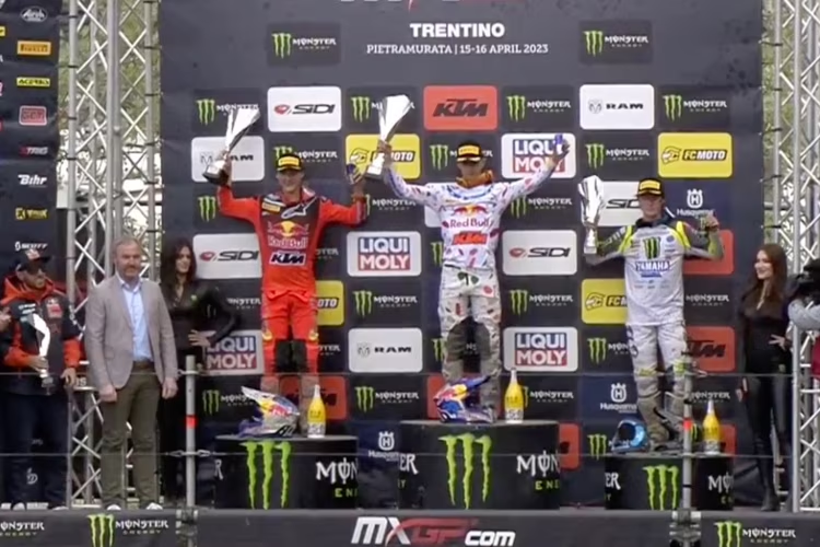 NEWSMotoEC's tweet photo. #MX2 2023 - CLASIFICACIÓN GP
PODIO
🥇 Andrea Adamo / KTM 2-2
🥈 Liam Everts / KTM 3-3
🥉 Jago Geerts / Yamaha 1-7
Pietramurata #MXGPTrentino #MX #NewsMotoEc #Motocross #Trentino #MXGP https://t.co/QtZXd78Us7