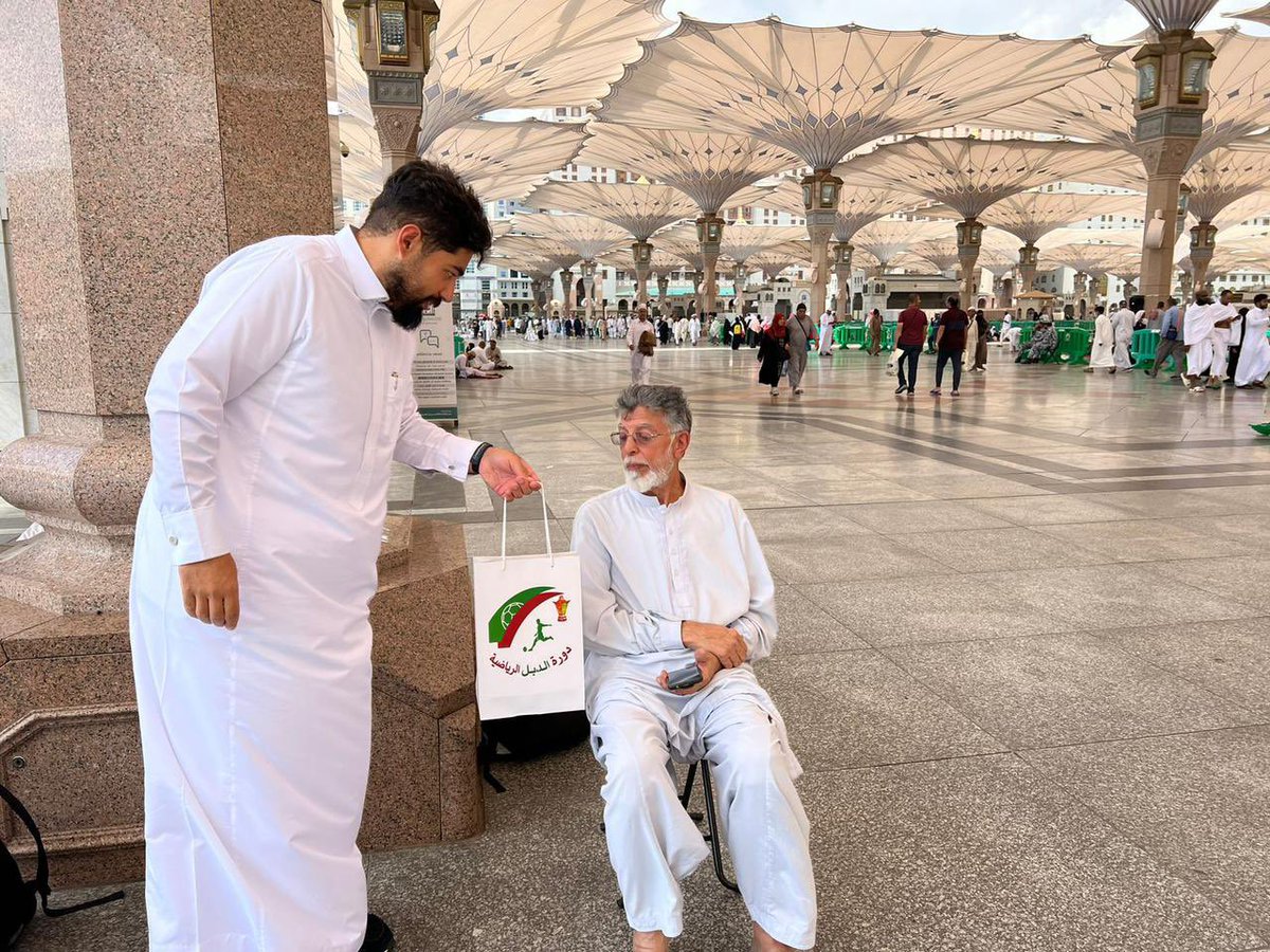 AldabalAbdullah's tweet photo. ضمن برامج دورة الفقيد مشروع افطار صائم الجوال قامت اللجنة  بتوزيع وجبات افطار صائم على زوار الحرم المدني سائلين الله العلي القدير ان يجعل ذلك في موازيين حسنات الفقيد وكل عام وانتم بخير https://t.co/tmk5cRSQmI