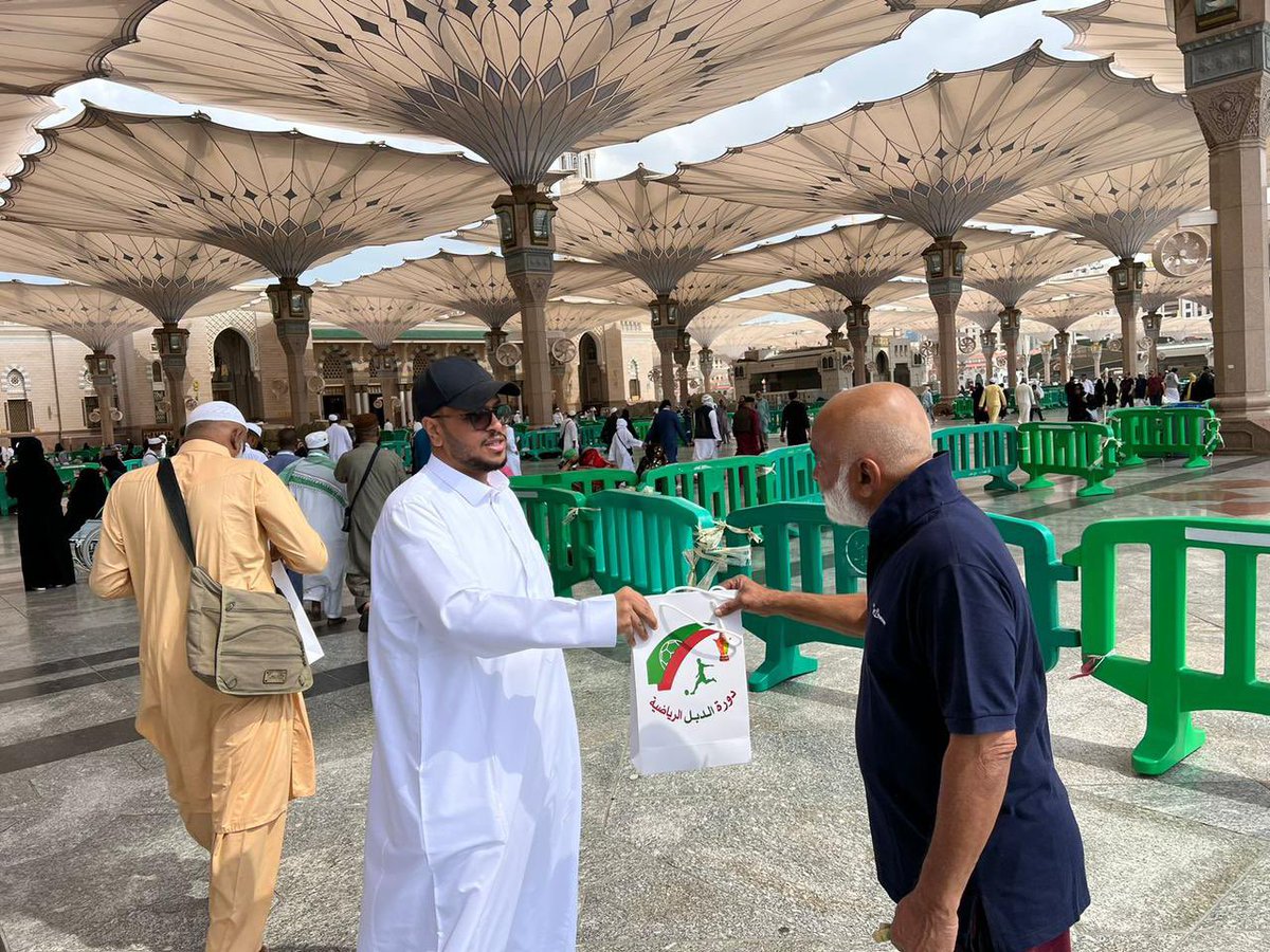AldabalAbdullah's tweet photo. ضمن برامج دورة الفقيد مشروع افطار صائم الجوال قامت اللجنة  بتوزيع وجبات افطار صائم على زوار الحرم المدني سائلين الله العلي القدير ان يجعل ذلك في موازيين حسنات الفقيد وكل عام وانتم بخير https://t.co/tmk5cRSQmI