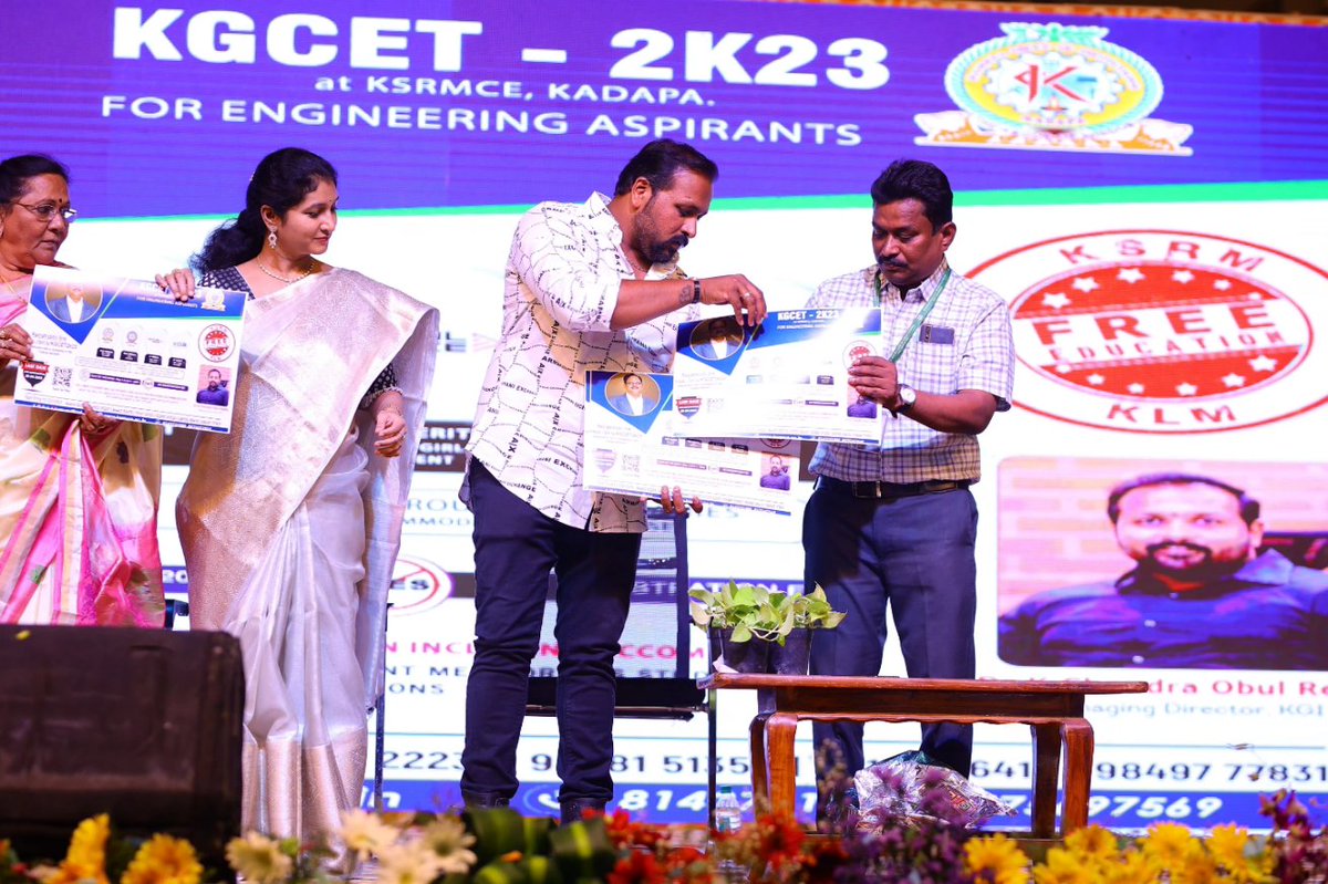 ksrmceofficial's tweet photo. KGCET 2K23 poster launched on the occasion of Sivananda Smaranam, which provides free education and free accommodation for the merit students.
#SivanandaSmaranam2k23 #konnect2k23 #ksnrtrophy2k23 #ksnr #SivanandaSmaranam #sivanandareddy #kandulasivanandareddy #ksnrliveson https://t.co/NBJ32NzFeJ