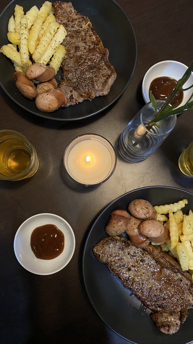 Merayakan ulangtahun pak suami; kecil-kecilan sembari masak semua berdua bersampingan. Banyak tertawanya, banyak doa-doa dalam hatinya juga. berangan-angan dengan segunung kepinginnya.

Selamat 29 tahun, mas! bahagia terus ya, tapi sama aku @diptaradhian <3