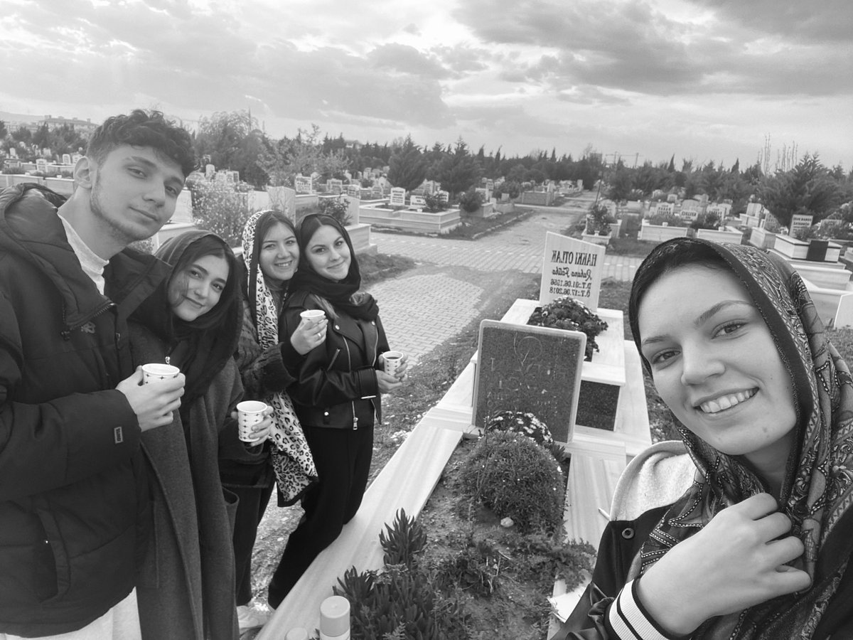 _asliavci__'s tweet photo. Hayatımın en duygusal günlerinden birini yaşadım bugün iyi ki doğdun annem bir kaç eksikle geldik yanına artık bütün yakınlarım seninle tanıştı her zaman yanında olup seni yaşatacağız… https://t.co/RWksmOtogw