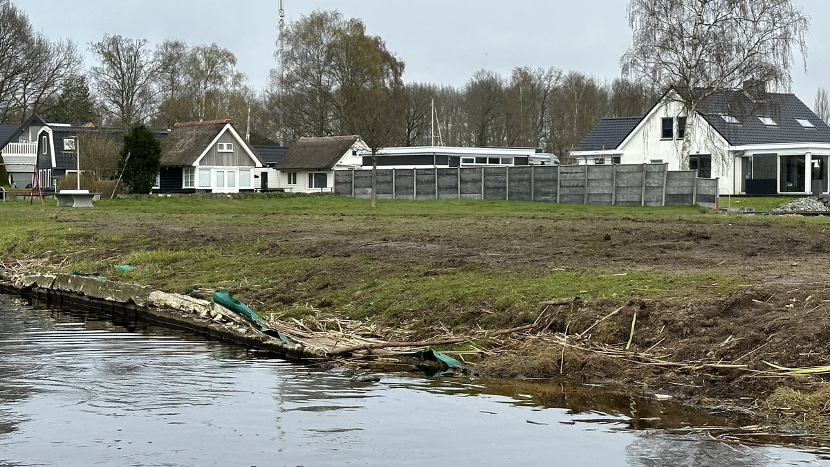 Semmeke's tweet photo. #schade #hetgroningerlandschap veroorzaakt door @GR_Landschap geen zicht op herstel @marcoglastra in 5mnd tijd maak je kapot waar ik en familie al 80 jaar zwem en zeil! https://t.co/8LrKSAZo2E