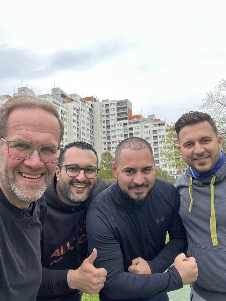 claasrohmeyer's tweet photo. Fit für den Wahlkampf nach einem Besuch bei @hoodtraining in #Osterholz #Tenever. Daniel hat mit #HoodTraining von hier aus was großes aufgebaut, Danke für die coole Zeit heute. 

#Bremen #fit #CDU #claasklar #HBWahl https://t.co/jLuHL4Kl41
