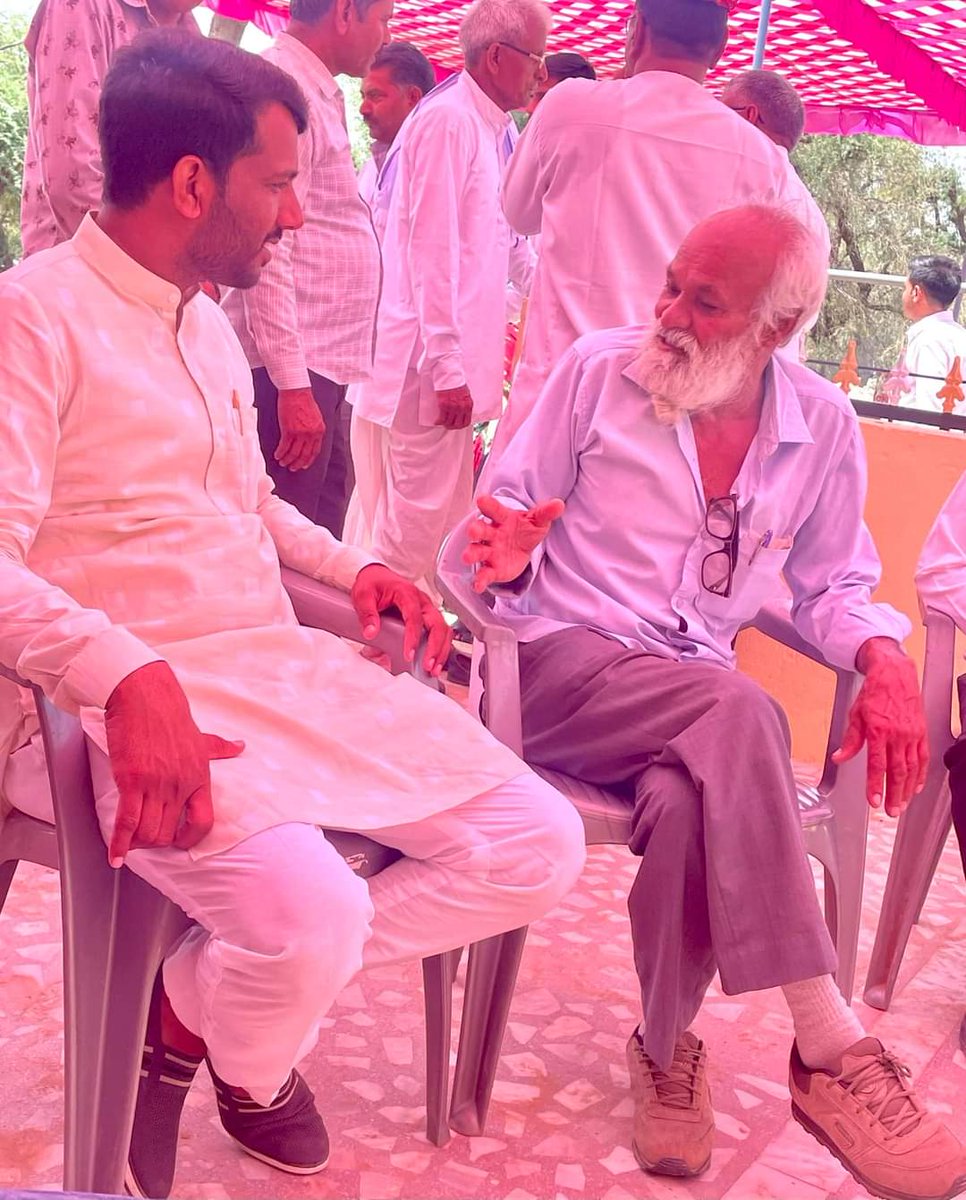 HanumanDidwana's tweet photo. #विशेष_कार्यक्रम
आज अलखपुरा (मौलासर) के भंवराराम जी कड़वा (कड़वा कृषि फार्म) के सुपौत्र के नामकरण संस्कार व दशोटन में सम्मिलित होकर आशीर्वाद प्रदान किया।
बालक के उत्तम स्वास्थ्य व उन्नत जीवन की मंगल कामना करता हूँ। #राजस्थान #डीडवाना #मौलासर
#Didwana #Maulasar https://t.co/wpvP3rNm7h
