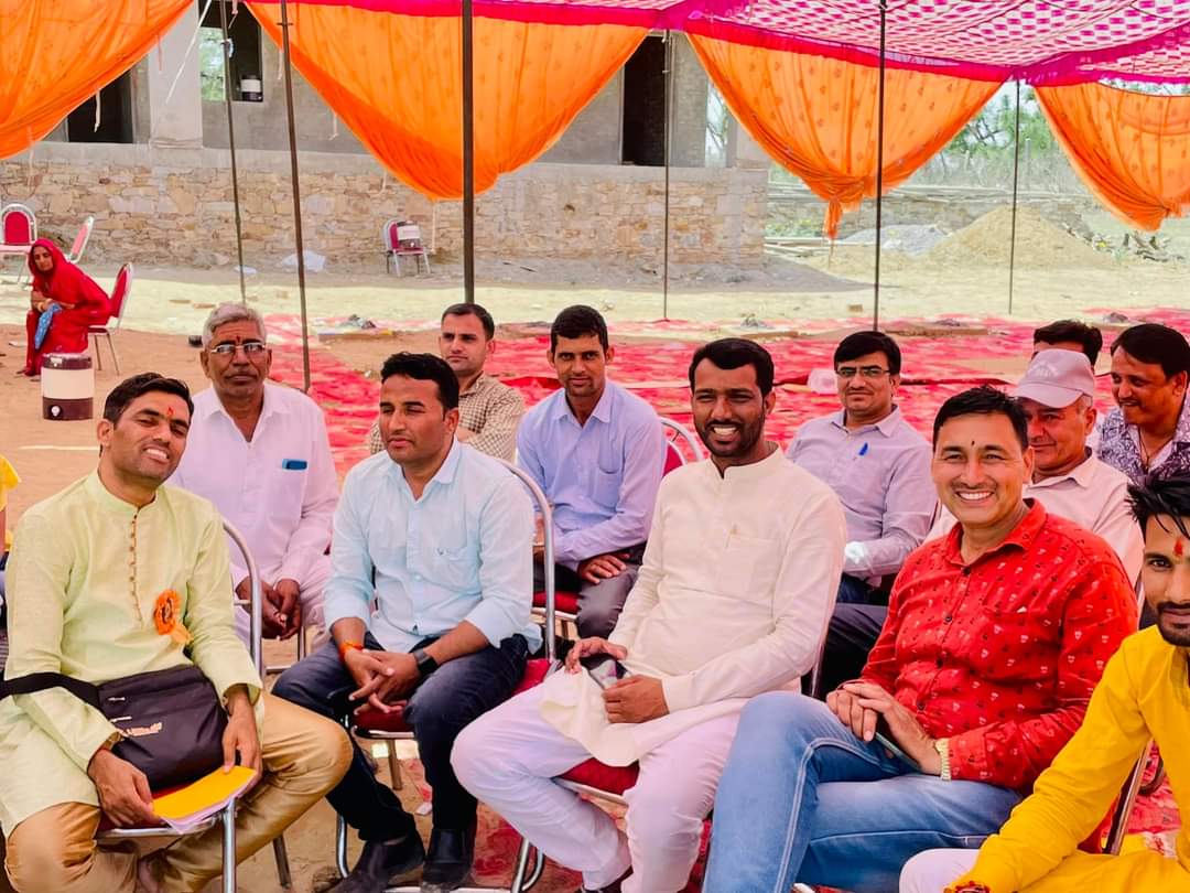 HanumanDidwana's tweet photo. #विशेष_कार्यक्रम
आज अलखपुरा (मौलासर) के भंवराराम जी कड़वा (कड़वा कृषि फार्म) के सुपौत्र के नामकरण संस्कार व दशोटन में सम्मिलित होकर आशीर्वाद प्रदान किया।
बालक के उत्तम स्वास्थ्य व उन्नत जीवन की मंगल कामना करता हूँ। #राजस्थान #डीडवाना #मौलासर
#Didwana #Maulasar https://t.co/wpvP3rNm7h