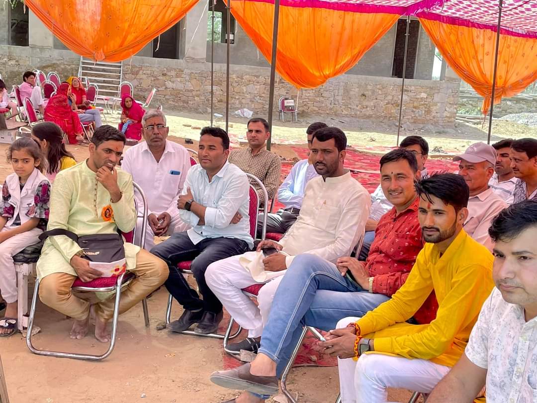 HanumanDidwana's tweet photo. #विशेष_कार्यक्रम
आज अलखपुरा (मौलासर) के भंवराराम जी कड़वा (कड़वा कृषि फार्म) के सुपौत्र के नामकरण संस्कार व दशोटन में सम्मिलित होकर आशीर्वाद प्रदान किया।
बालक के उत्तम स्वास्थ्य व उन्नत जीवन की मंगल कामना करता हूँ। #राजस्थान #डीडवाना #मौलासर
#Didwana #Maulasar https://t.co/wpvP3rNm7h