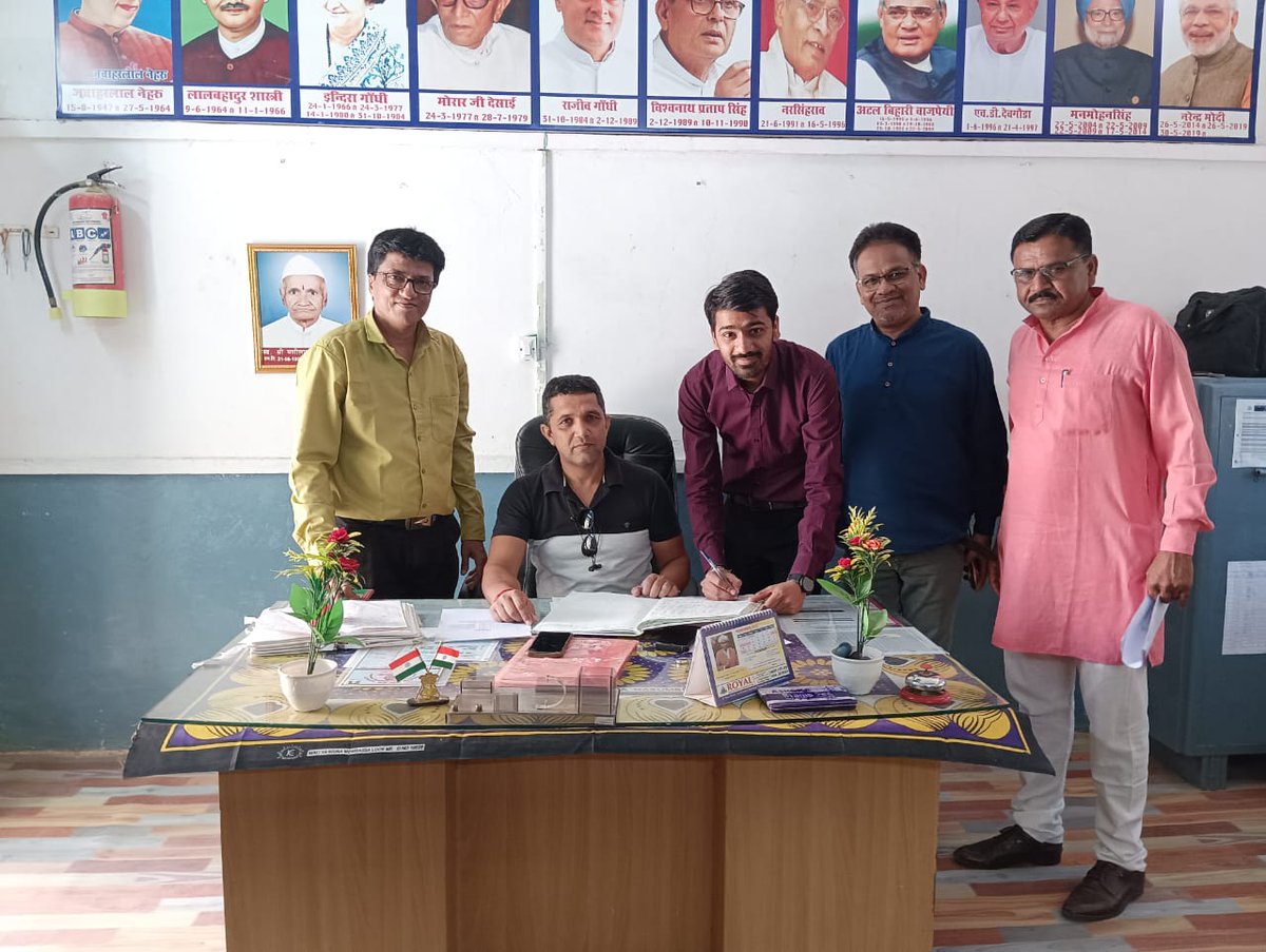 Ashlight00's tweet image. Finally Apne hi gaav ki school Shree Manilal Pandya Govt Sr Sec School Simalwara mai joining.
First goal ✅
#Basic_computer_instructor