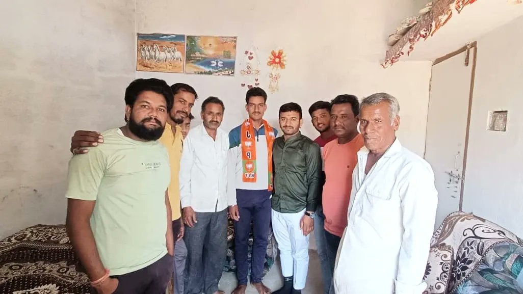 hs_budhaniya's tweet photo. भाजयुमो हातोद मंडल की पंचायत डाँसरी,अटावदा,उषापुरा में #युवा_चोपाल सम्पन्न हुई ।
#हितेन्द्रसिंहबुढानिया
#भाजयुमो_मंडल_अध्यक्ष_हातोद
#Hatod #हातोद
#yuwa_chopal
@BJP4MP @ChouhanShivraj @HitanandSharma @KailashOnline @vaibhavpawarmp @BJYM @bjym4mp https://t.co/kH9HAI75Jf