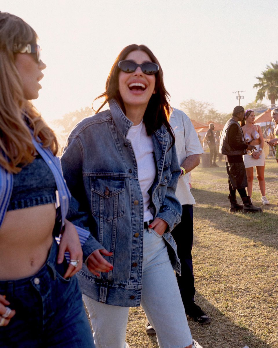 Suki Waterhouse with Camila Morrone yesterday #Coachella2023 

camilamorrone: 'A Karen Sirko run in at the festival #RevolveFestival'