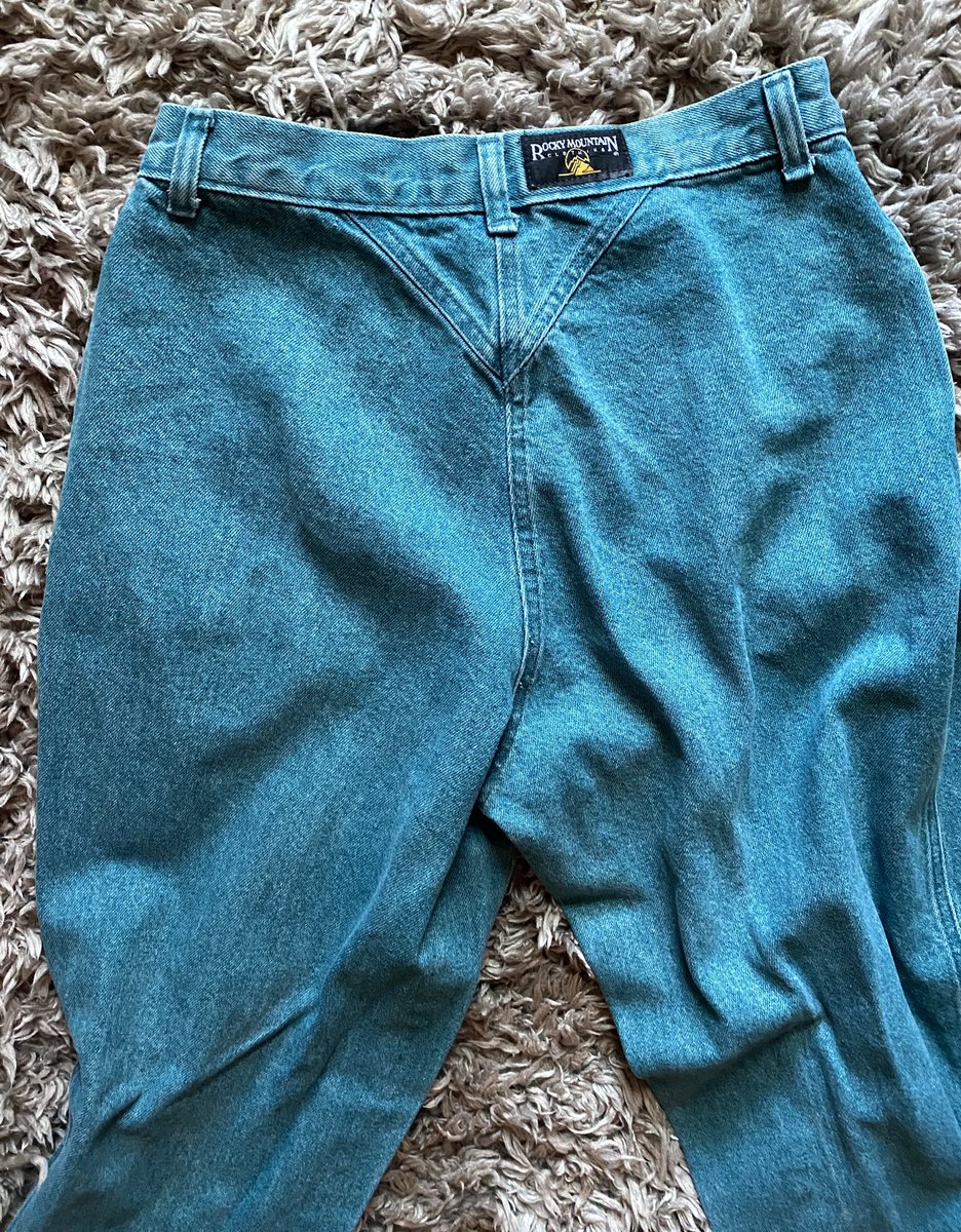mcelroy_lauryn's tweet photo. Rocky Mountains 🏔️ 
Size 11/31 fit more like a 29. 
Msg me for details!! https://t.co/VgBglPRnft
